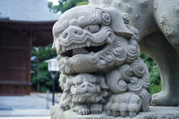 神社にある狛犬 こまいぬ の意味 役割 由来とは 阿吽 あうん についても解説 なるほどぽけっと