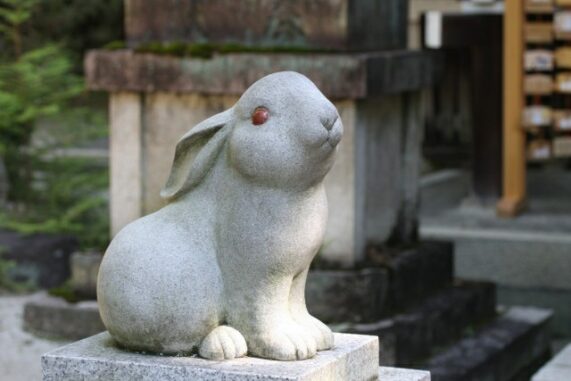 神社にある狛犬 こまいぬ の意味 役割 由来とは 阿吽 あうん についても解説 なるほどぽけっと