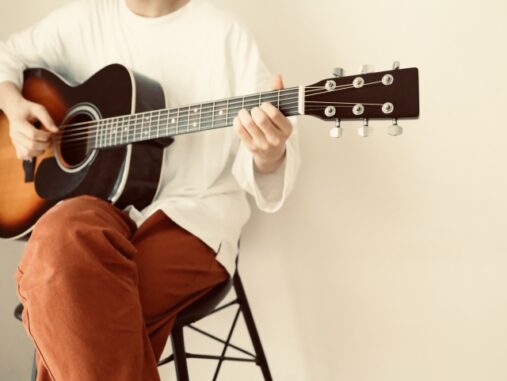 ギターを弾く人の写真