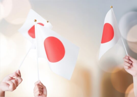日本の国旗を降る人の写真