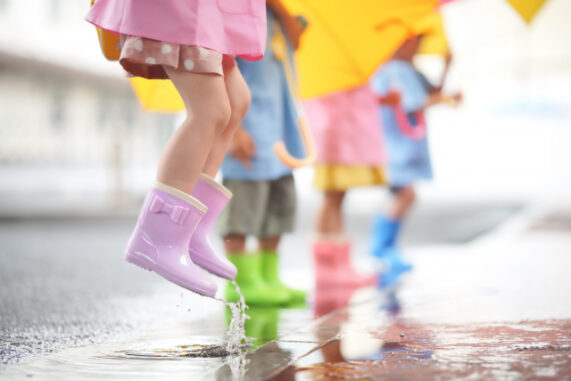 雨の中の幼稚園児達の写真