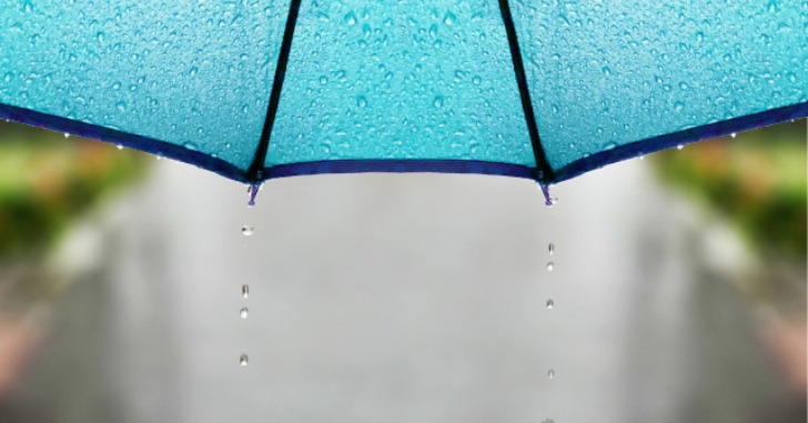 雨と水色の傘の写真