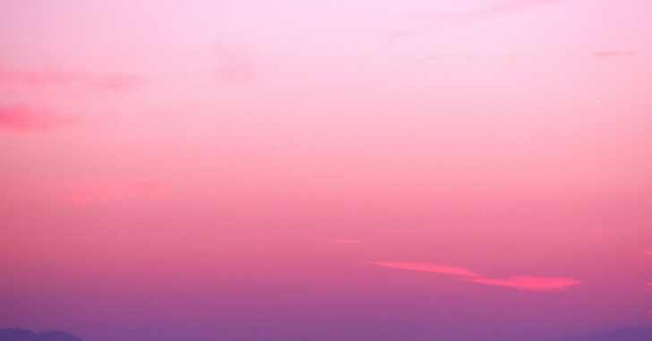 ピンク色の空の写真