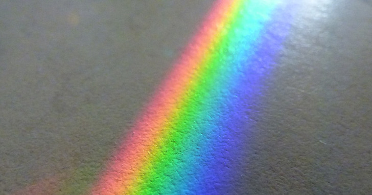 床に映る虹の光の写真