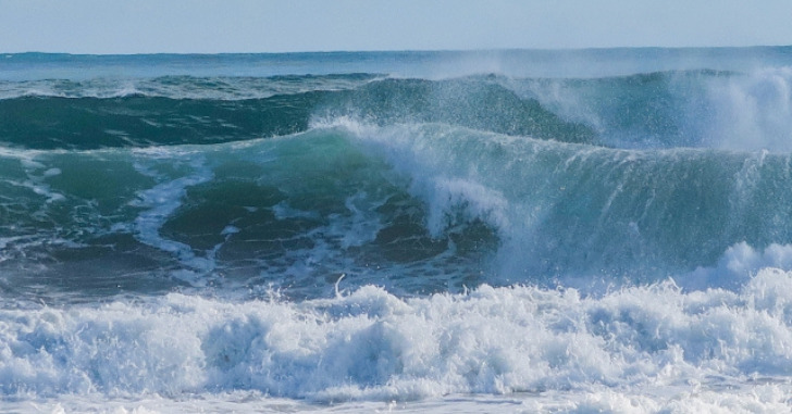 押し寄せる大波の写真