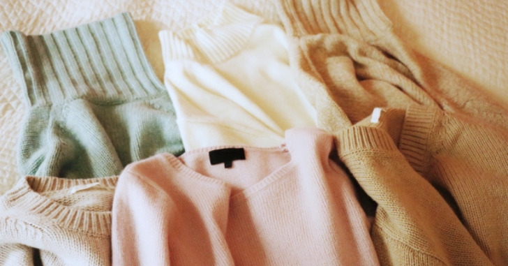様々な色のセーターの写真